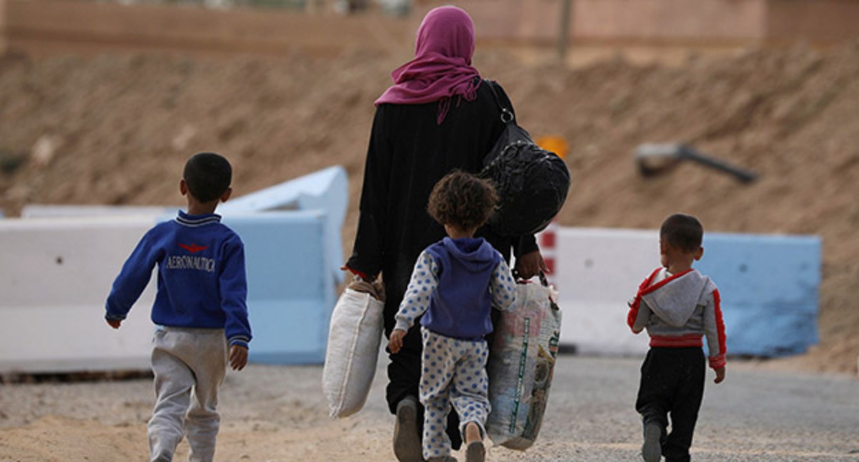 Женщина с детьми в Сирии. Фото: REUTERS/ Rodi Said