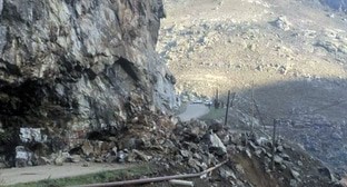 обвала горных пород, по автотрассе Лерик - Келвез. Фото Государственного агентства автомобильных дорог Азербайджана (ГААДА). 