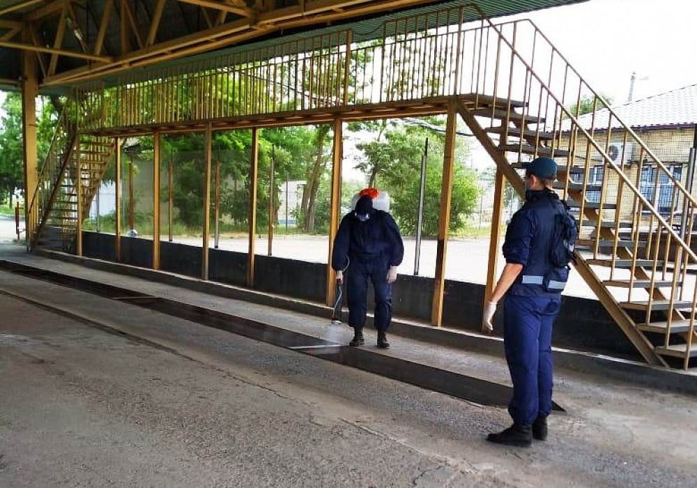 Дезинфекция КПП Яраг-Казмаляр/Самур. Фото: пресс-служба МЧС - https://rosgranstroy.ru/upload/resize_cache/iblock/dfe/1000_700_2/dfe8168176ebaf3d3f58a3132681be34.jpeg Дезинфекция КПП Яраг-Казмаляр/Самур. Фото: пресс-служба МЧС - https://rosgranstroy.ru/upload/resize_cache/iblock/dfe/1000_700_2/dfe8168176ebaf3d3f58a3132681be34.jpeg