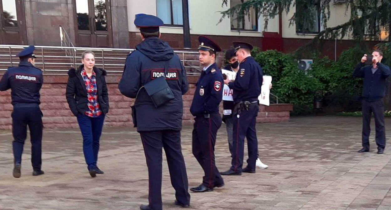 Сотрудники полиции общаются с активистом, который проводил пикет в поддержку Навального. Сочи, 9 ноября 2021 г. Фото Светланы Кравченко для "Кавказского узла"
