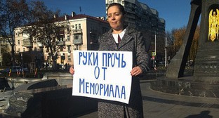 Яна Антонова в одиночном пикете. Фото Валерии Феденевой для "Кавказского узла"