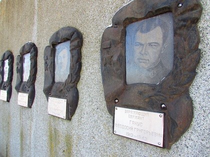 Кавказский Узел | Жители Волгоградской области потребовали восстановить имя героя на памятнике танкистам