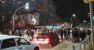 Жители Махачкалы вышли на акцию протеста, заблокировав движение на улице Амет-Хана Султана. Махачкала, 2 декабря 2021 г. Скриншот записи https://t.me/DagestanRD/10140
