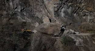 Камнепад на трассе  Зугдиди – Джвари – Местия – Ласдили. Скриншот видео 
"Sputnik Georgia - все о Грузии"
//www.youtube.com/watch?v=6EplwNb8vz8