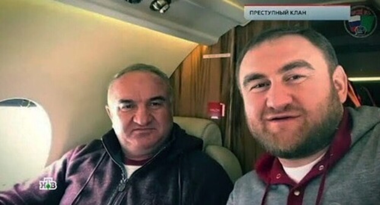 Рауль Арашуков (слева) и Рауф Арашуков. Скриншот видео "AO «Телекомпания НТВ» https://www.ntv.ru/theme/62304/