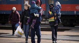 Беженцы с Украины. Фото https://vesti.az/xeber/v-mire/oon-za-sutki-v-sosednie-s-ukrainoi-strany-pribyli-bolee-32-tys-bezencev-461347