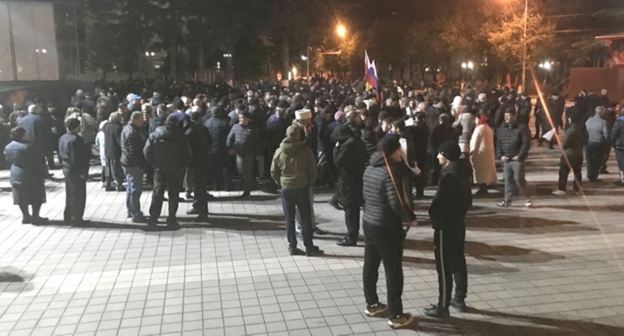 Жители Цхинвала на площади. 8 мая 2022 года. Фото корреспондента "Кавказского узла".