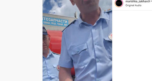 Сотрудники ДПС во время задержания активистки Марины Захарченко. Скриншот видео https://www.instagram.com/reel/CdnOxsDof6P/