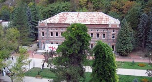 Завод по розливу Боржоми. Фото: Анри Бергиус  https://commons.wikimedia.org/wiki/Category:Borjomi_water