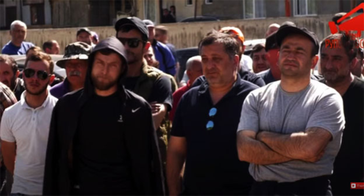 Участники забастовки на заводах "Боржоми". Май 2022 года. Скриншот видео https://www.youtube.com/watch?v=HUkkU6HfA_k