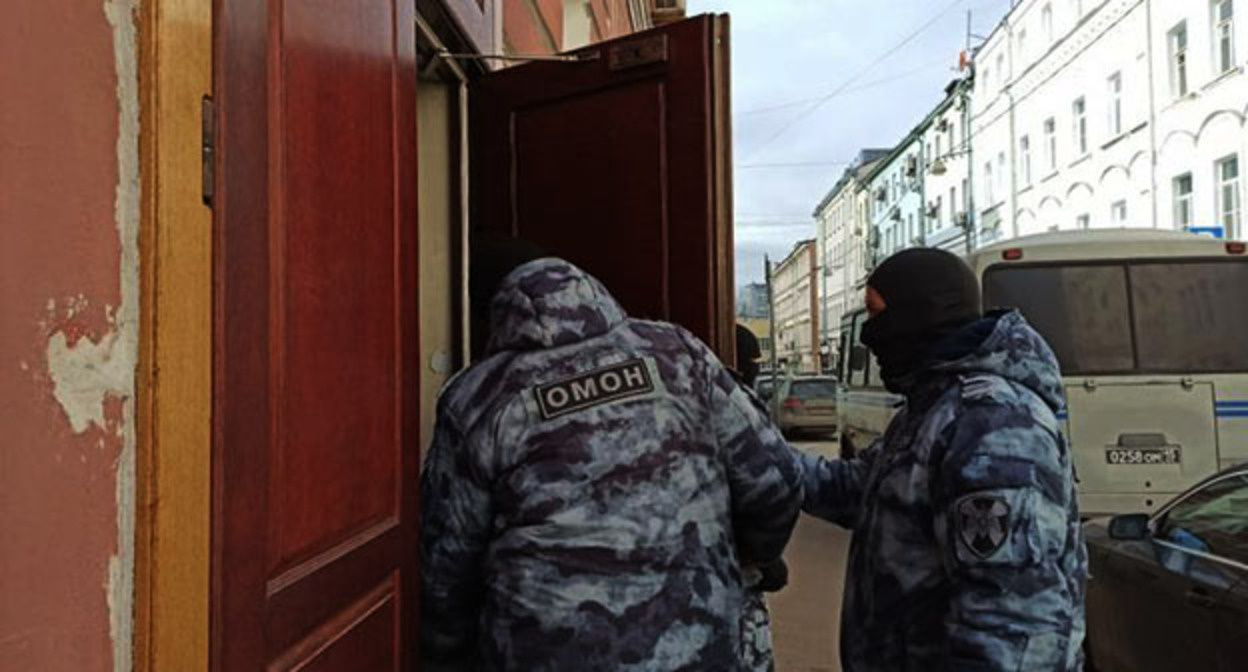Сотрудники правоохранительных органов заходят в офис "Мемориала"*. Фото: https://memohrc.org/ru/news_old/obyski-v-ofisah-memoriala-prodolzhalis-pochti-12-i-14-chasov