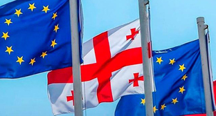 Флаги Грузии и Евросоюза. Фото: https://mobillegends.net/безвизовый-режим-ес-и-грузии-вступил-в