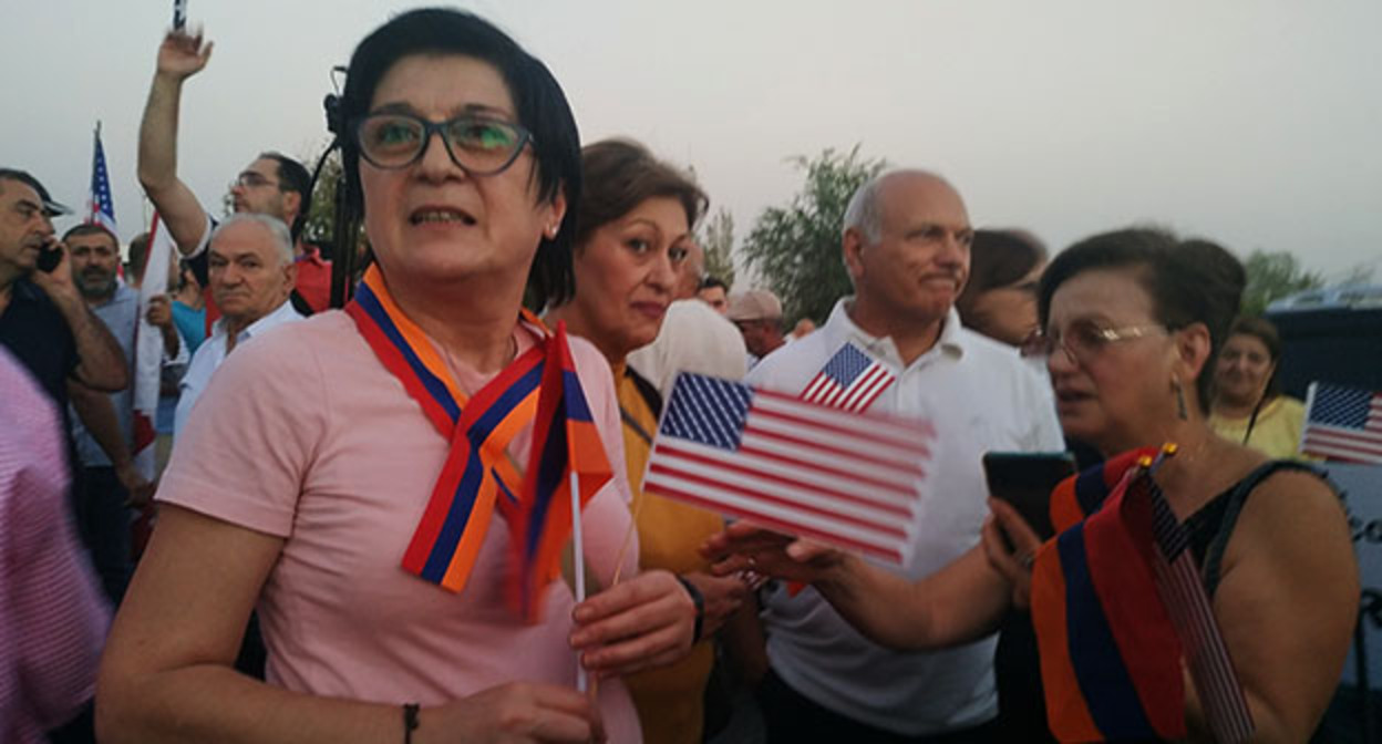 Участники митинга с требованием выхода Армении из ОДКБ. Ереван, 18 сентября 2022 года. Фото Армине Мартиросян для "Кавказского узла"
