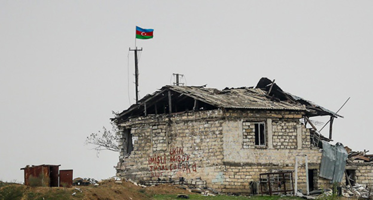 Азербайджанский флаг на разрушеном доме. Фото Азиза Каримова для "Кавказского узла"