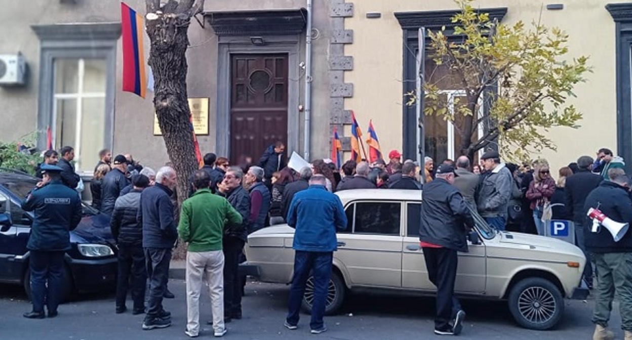 Участники акции у офиса защитника прав человека в Ереване. Фото пресс-службы Национально-демократического полюса / Facebook