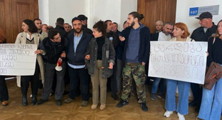 Студенты Тбилисского государственного университета. Октябрь 2022 г. Фото: https://www.newsgeorgia.ge/v-tbilisskom-gosuniversitete-protestujut-protiv-vyborov-rektora-s-uchastiem-odnogo-kandidata/