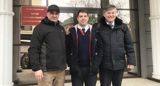 Константин Самсонов, Александр Акопов и Шамиль Султанов у здания кассационного суда в Пятигорске 1 марта 2023 года. Скриншот со страницы сайта, где собрана информация об уголовных делах в отношении российских Свидетелей Иеговы*.