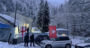 На месте забастовки работников "Саирме". Фото: https://www.newsgeorgia.ge/bastujushhie-rabotniki-zavoda-po-rozlivu-vody-sairme-trebujut-vstrechi-s-pravitelstvom/?fbclid=IwAR3ytaVWI3bRdgSGy8i9cGhSmlNPs593ujBOU_rfMWSVf9hET1RPu9lng9w