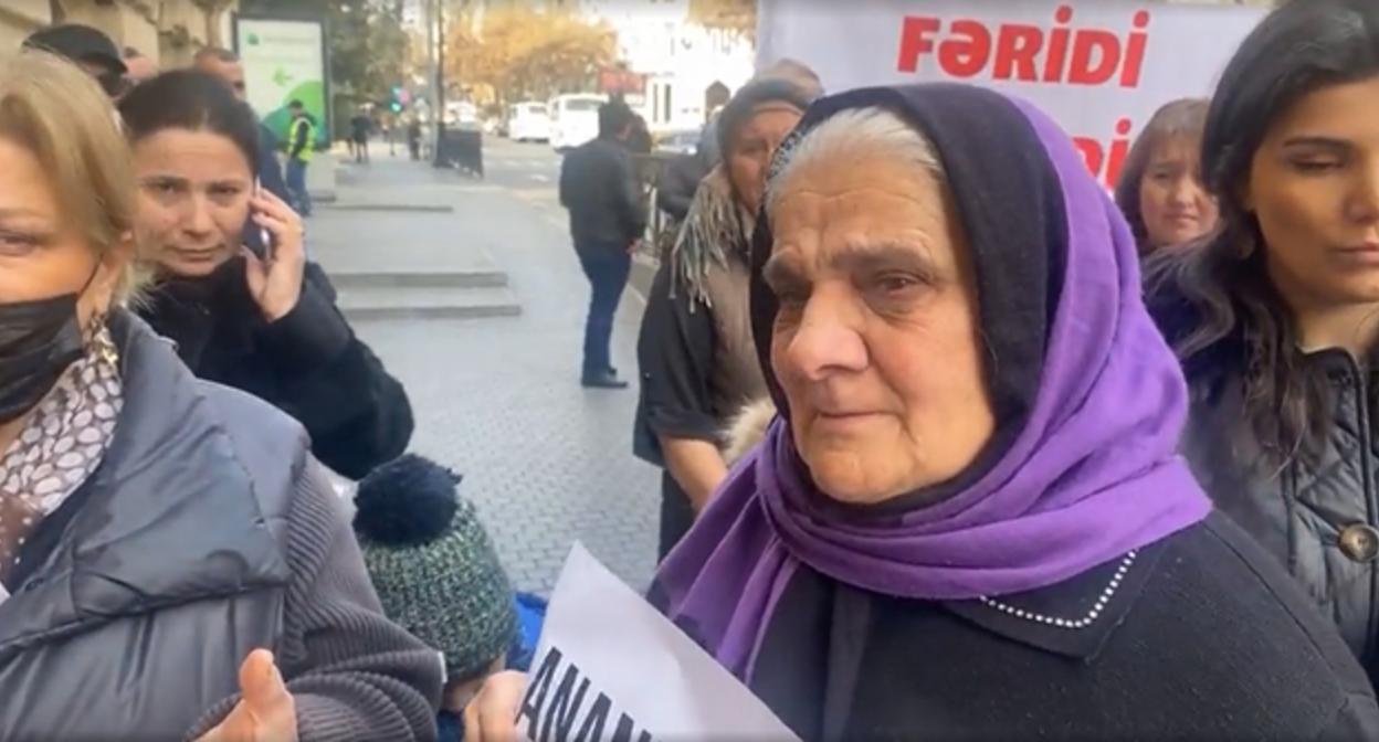 Родственницы Фарида Сафарли на акции протеста в Баку, стоп-кадр видео MeydanTelevision