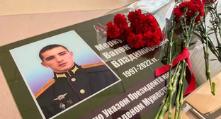 Парта в память о Валентине Меркулове. Скриншот фото из Telegram-канала администрации Элисты от 30.05.23, https://t.me/gorodelista08/9703