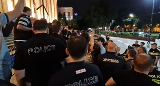 Силовики на месте проведения акции протеста около здания парламента в Тбилиси. Стопкадр из видео https://www.facebook.com/nikuradzemari/videos/734514765117023/