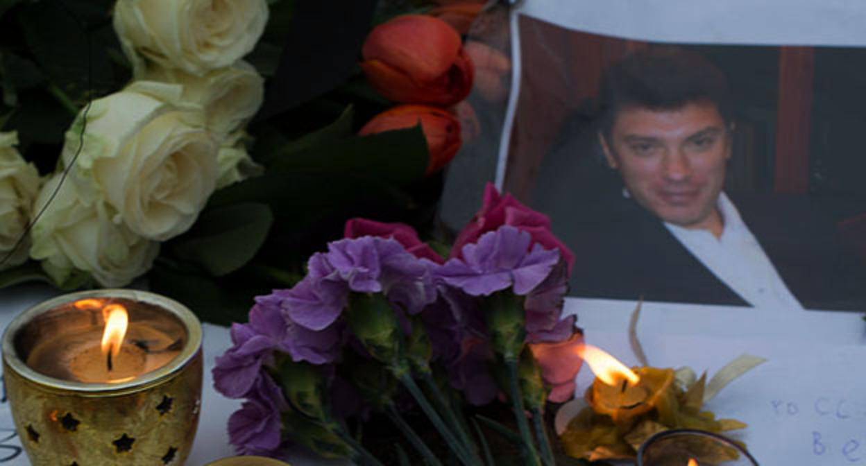 Цветы и свечи на месте убийства Бориса Немцова. Фото: U:Dhārmikatva. https://ru.wikipedia.org