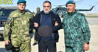 Рубен Варданян (в центре) во время задержания. Фото: dax.gov.az