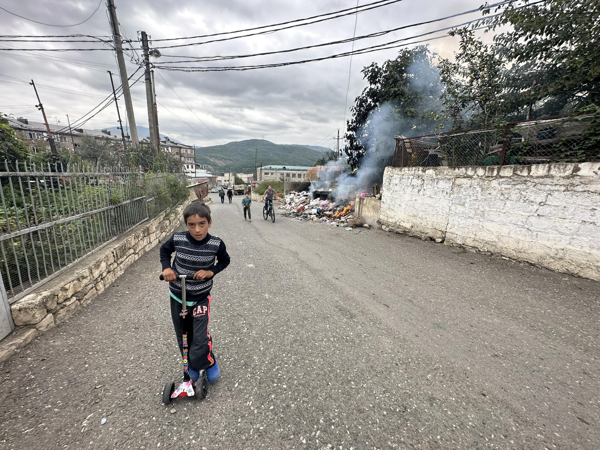 Мальчик на пустынной улице. Фото: Марут Ванян Мальчик на пустынной улице. Фото: Марут Ванян