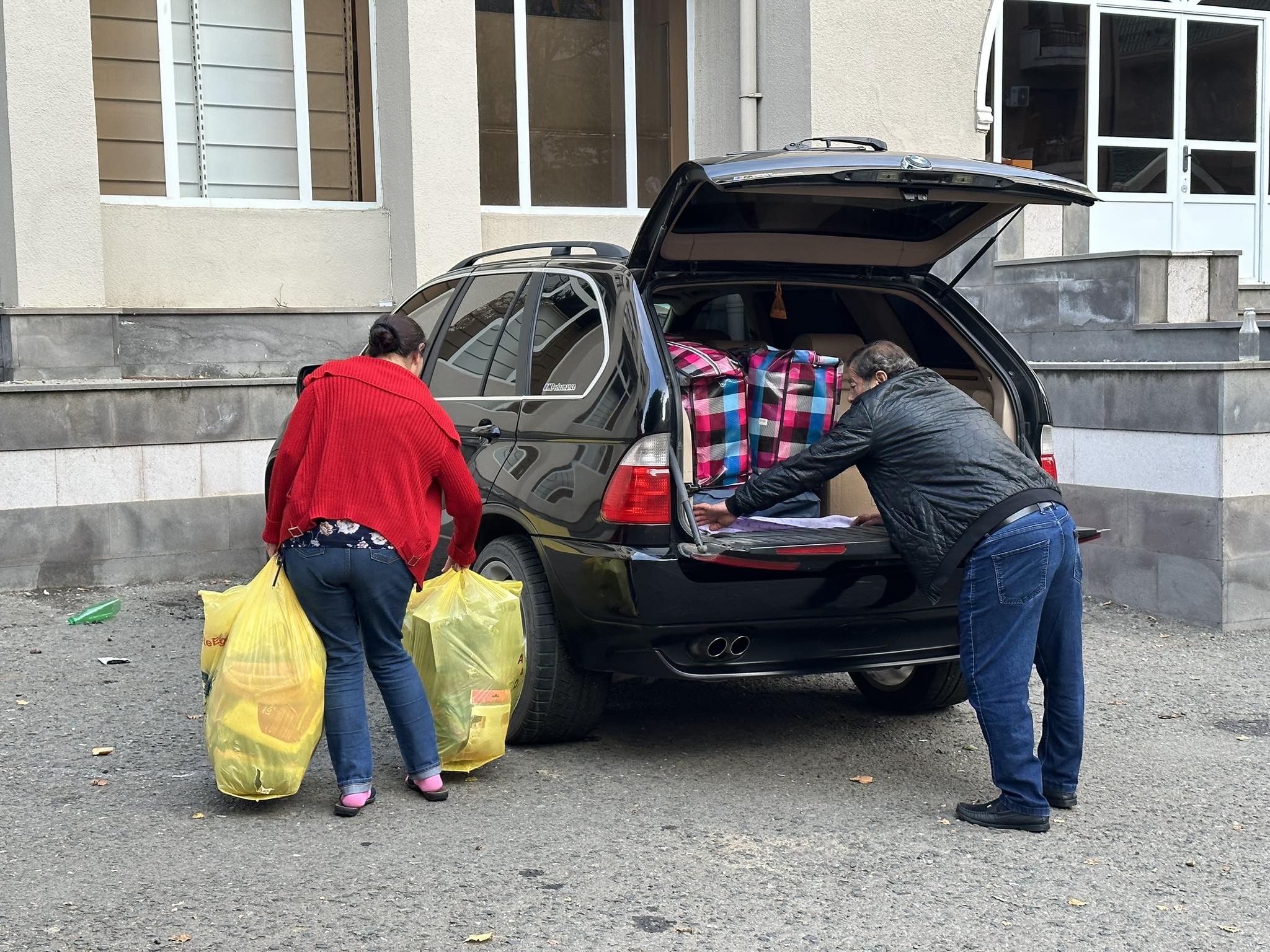 Пара покидает Карабах. Фото: Марут Ванян Пара покидает Карабах. Фото: Марут Ванян