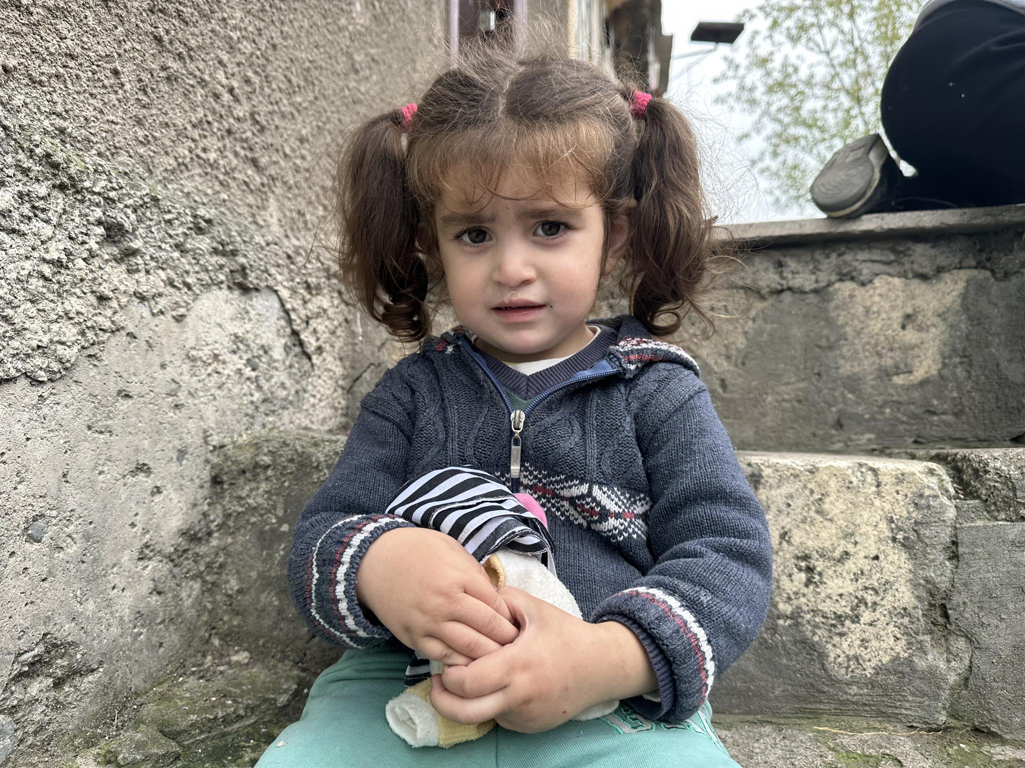 Девочка с игрушкой. Фото: Марут Ванян Девочка с игрушкой. Фото: Марут Ванян