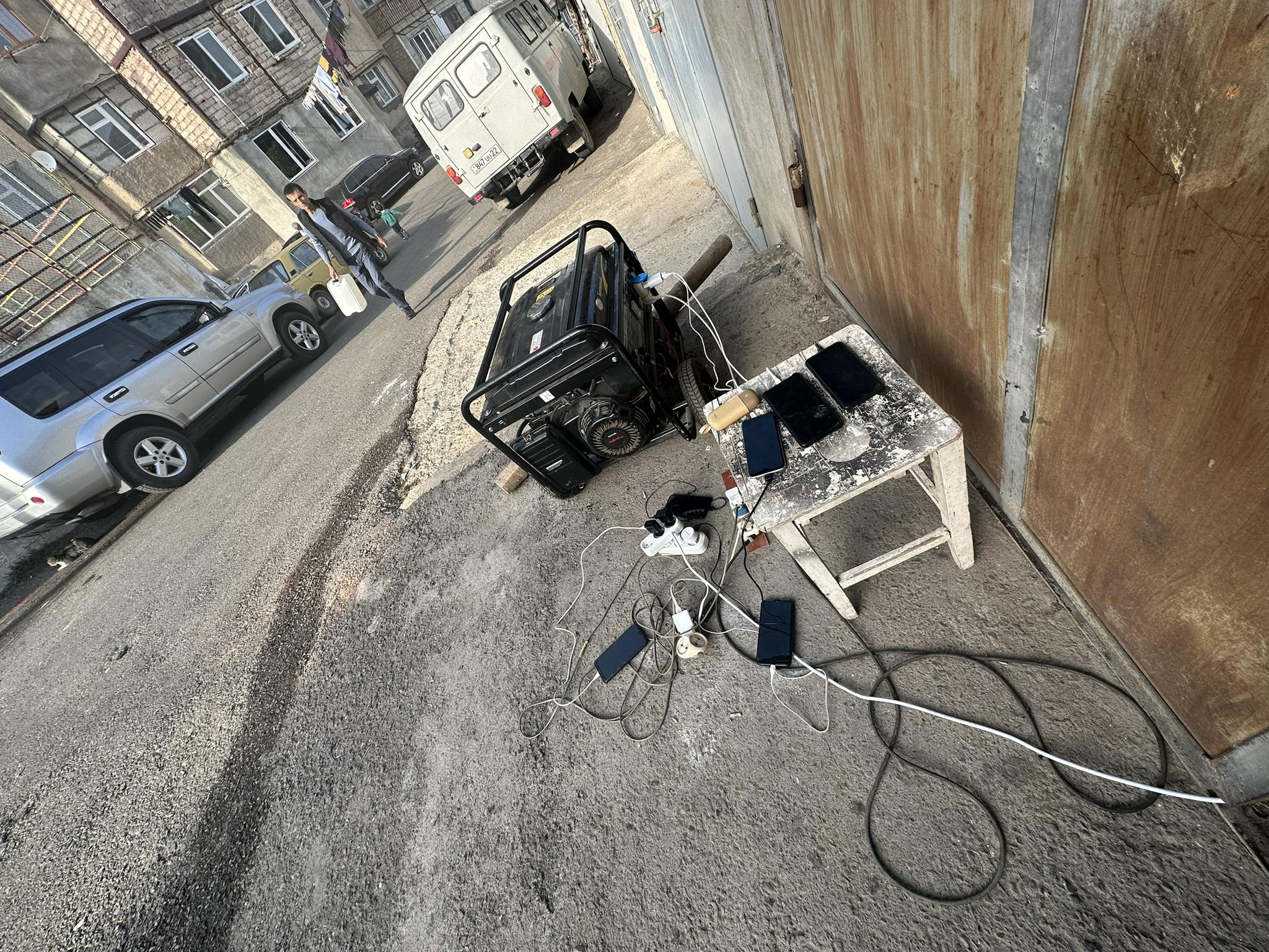 Зарядка телефонов. Фото: Марут Ванян Зарядка телефонов. Фото: Марут Ванян