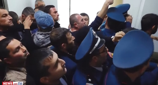 Протестующие в здании представительства Арцаха в Ереване, стоп-кадр видео https://www.youtube.com/watch?v=jI04y-f2-E0