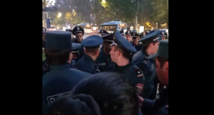 Скопление силовиков на акции протеста в Ереване. Стоп-кадр видеотрансляции в Facebook (деятельность компании Meta, которая владеет соцсетью, запрещена в России), https://www.facebook.com/zangchannel/videos/1402024804067373/
