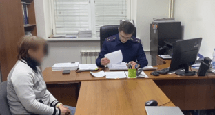 Обвиняемая в кабинете следователя. Скриншот видео из Telegram-канала управления СКР по Северной Осетии, https://t.me/su_skr15/1250