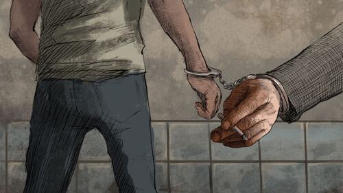 Эльгиз Гахраман: "Во время допросов я был прикован наручниками к его водителю. Даже в туалет я был вынужден ходить с этим водителем". Иллюстрация Мейдан ТВ Эльгиз Гахраман: "Во время допросов я был прикован наручниками к его водителю. Даже в туалет я был вынужден ходить с этим водителем". Иллюстрация Мейдан ТВ