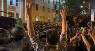 Акция протеста в Тбилиси, стоп-кадр видео sotavision https://www.youtube.com/watch?v=KdZ8KbZA1Yk&t=314s
