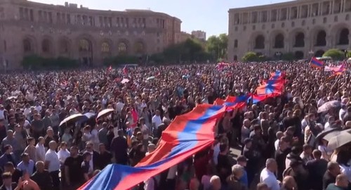 Житель Еревана задержан за брошенное в Пашиняна яблоко