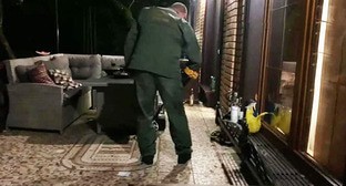 Сотрудник правоохранительных органов на месте покушения на Шерипа Аликхаджиева. 10 октября 2024 г. Фото: СК РФ
