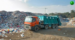 Мусоровоз на полигоне. Иллюстрация создана "Кавказским узлом" с помощью ИИ в программе Photoshop