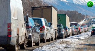 Пробка из машин. Иллюстрация создана «Кавказским узлом» с помощью ИИ в программе Photoshop 