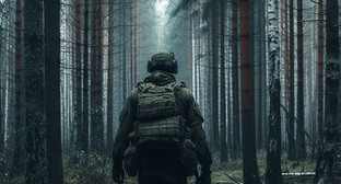 Военный в лесу. Иллюстрация создана «Кавказским узлом» с помощью ИИ в программе Photoshop
