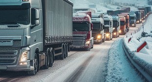 Большегрузы в очереди. Иллюстрация создана с помощью программы Copilot