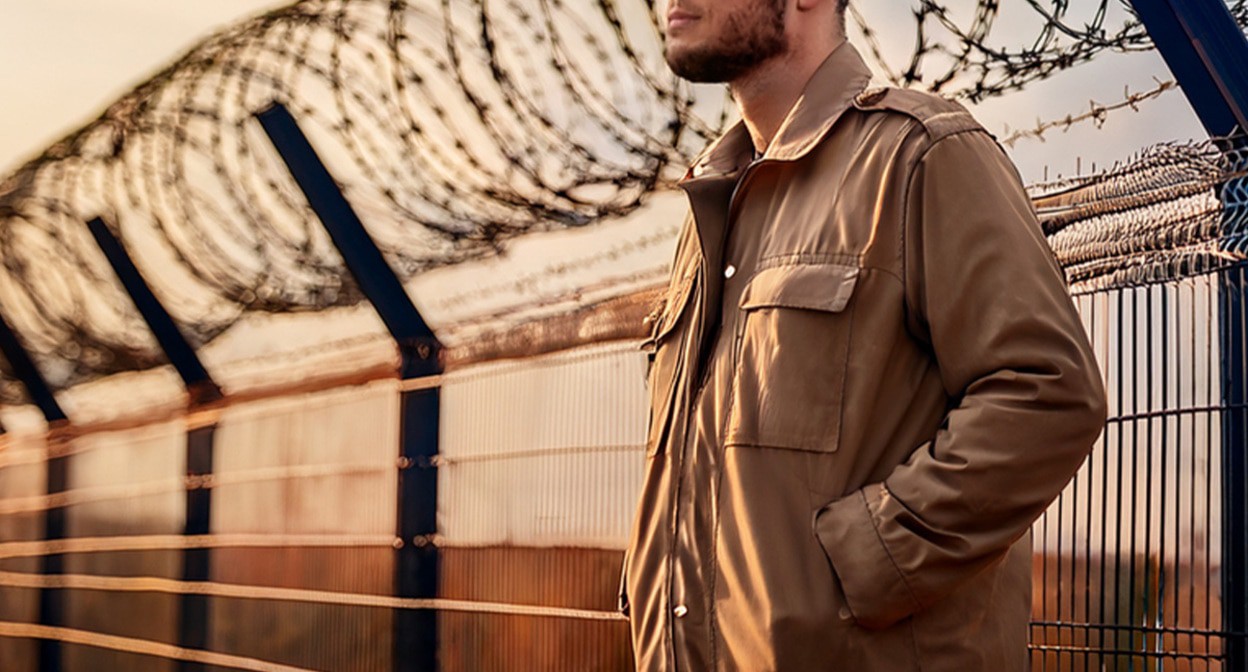 Мужчина у границы. Иллюстрация создана "Кавказским узлом" с помощью ИИ в программе Photoshop