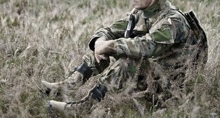 Военный на СВО. Иллюстрация создана «Кавказским узлом» с помощью ИИ в программе Photoshop