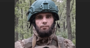 Изамудин Гамзатов. Скриншот фото из Telegram-канала администрации Левашинского района, https://t.me/DJIitd2kVqw3MjEy/11002.

