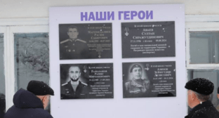 Мемориальные доски на стене Джульджагской школы. Скриншот фото из Telegram-канала Магомеда Курбанова от 21.03.25, https://t.me/mkurbanov/5504