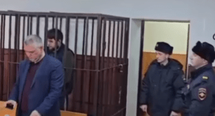 Мастер газовой службы в суде (в клетке). Стоп-кадр видео Ленинского суда Махачкалы  от 29.03.25, https://vk.com/public217975679?z=clip-217975679_456239020%2Fb313ef693b8e25e457%2Fpl_wall_-217975679.