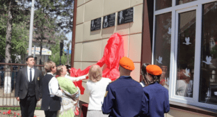 Открытие мемориальных досок убитым в зоне СВО бойцам. Скриншот фото из Telegram-канала администрации Батайска от 30.04.25, https://t.me/batayskadministration/11398.