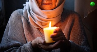 Пенсионерка со свечкой. Иллюстрация создана «Кавказским узлом» с помощью ИИ в программе Photoshop
