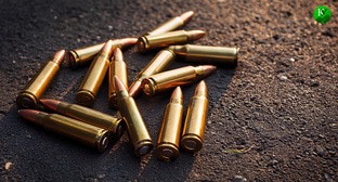 Патроны на асфальте. Иллюстрация создана "Кавказским узлом" с помощью ИИ в программе Photoshop